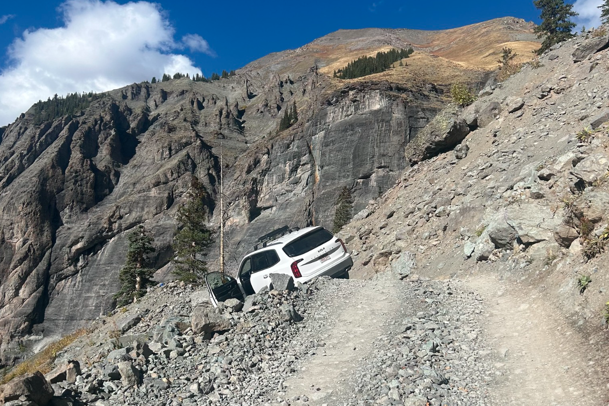Kia Telluride gets stuck near Telluride, closing Colorado mountain pass
